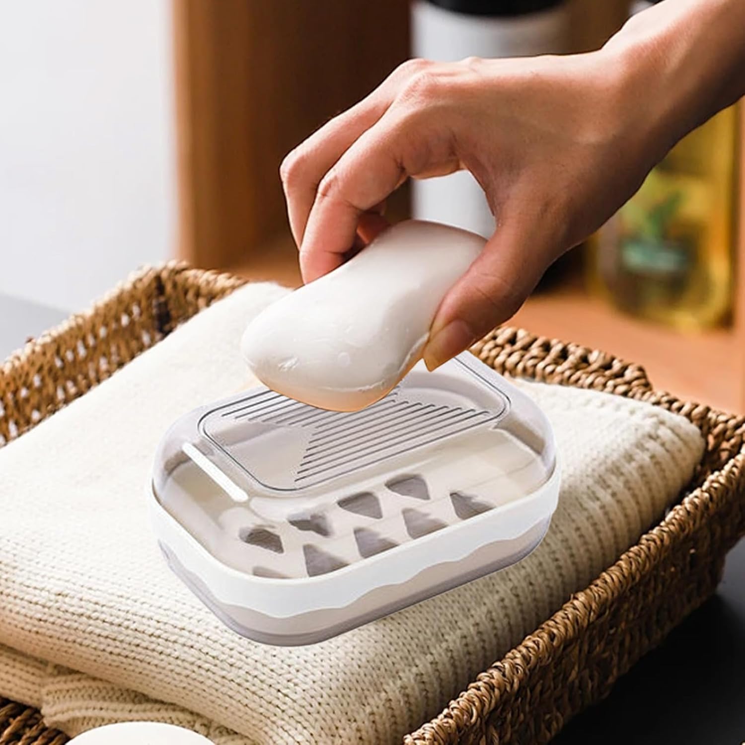 Small Soap Dish with Drainage and Flip-Top Design
